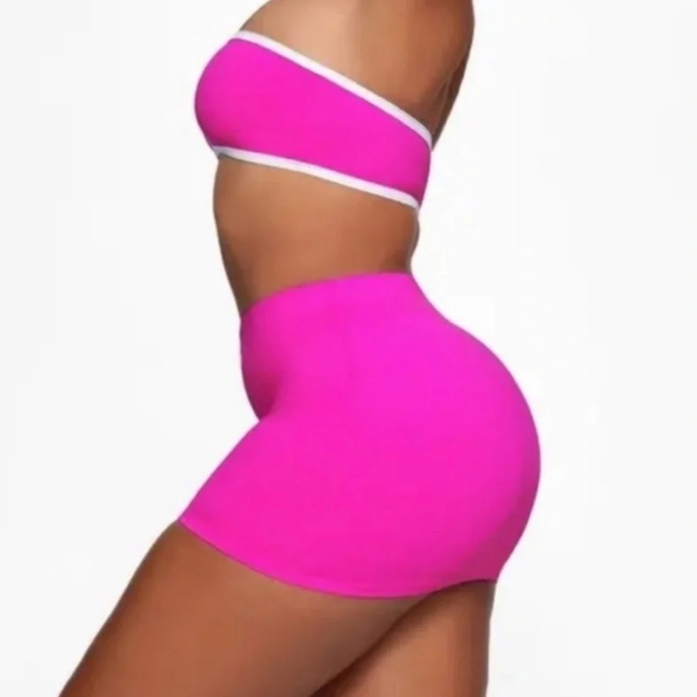 SKIMS ❤️‍🔥 ZIP UP SWIM SKIRT IN HIBISCUS NWT SIZE MEDIUM